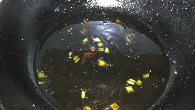 咸鱼豆腐煲,加适量水，少许盐，烧开