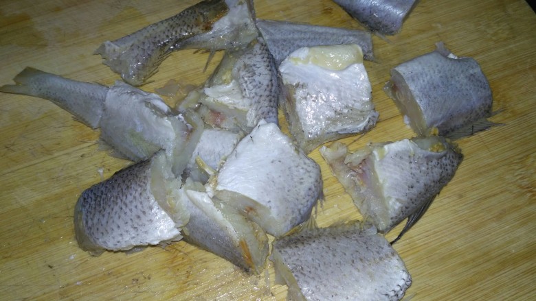 咸鱼豆腐煲,咸鱼切块，并用厨房纸擦干表面水分