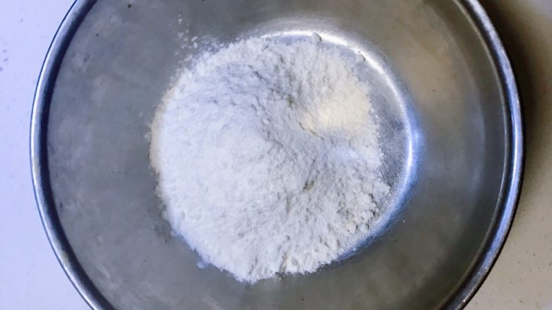 咸香芝士司康（酵母版）,面粉和盐混合均匀