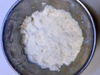 咸香芝士司康（酵母版）,带一次性手套，把黄油均匀搓进面粉中，直到面粉呈玉米面的状态；
如果没有一次性手套就套一个保鲜袋