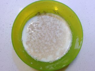 咸香芝士司康（酵母版）,取15毫升蛋液和牛奶、酵母粉、糖、混合均匀；