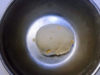 咸香芝士司康（酵母版）,将混合物揉成光滑的面团，刚开始会有点粘，多揉一段时间，让面粉和黄油充分融合之后就会变光滑