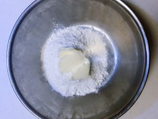 咸香芝士司康（酵母版）,软化的黄油切小块加入面粉中；