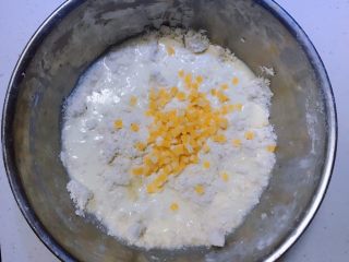咸香芝士司康（酵母版）,将液体、芝士块倒入面粉中