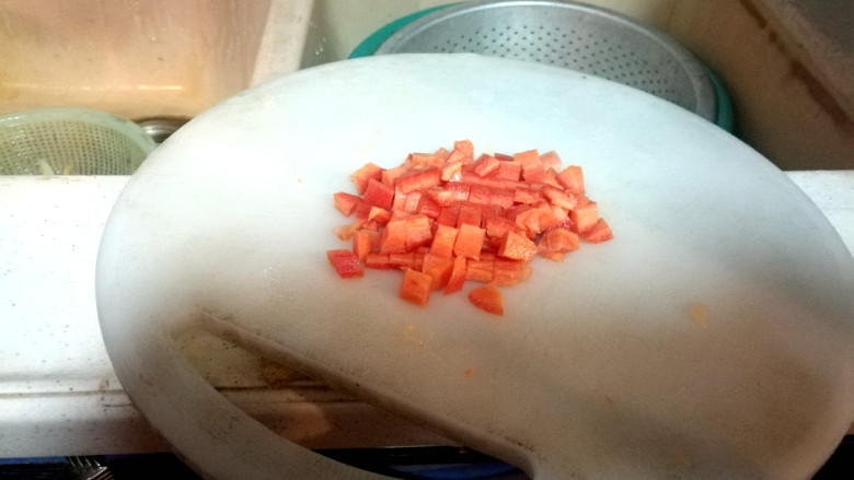 松仁鸡糜,胡萝卜切成胡萝卜丁。