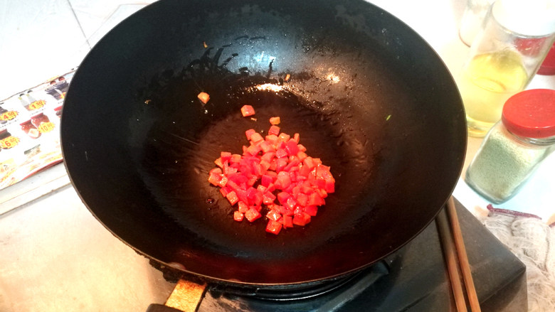 松仁鸡糜,锅中放油，放入胡萝卜丁放入，煸熟。