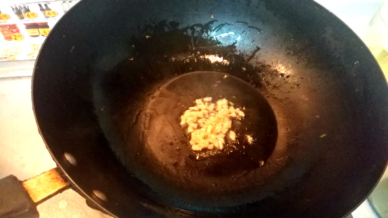 松仁鸡糜,锅中放油，放入姜末，煸出香味。
