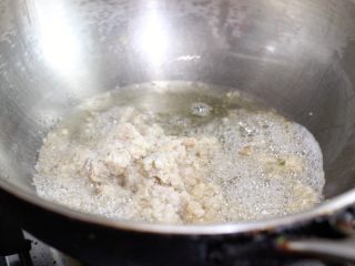 青菜猪肉馄饨,锅中放入板油和猪油渣，炒出香味