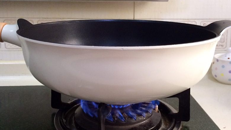 红糖小锅盔,开中火，把锅烧热。
