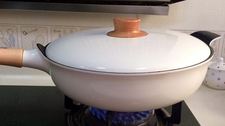 红糖小锅盔,盖上锅盖焖几分钟至水分收干。