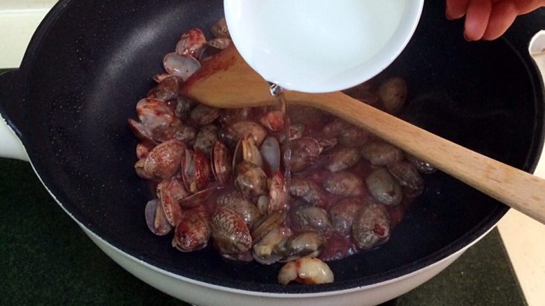 红糟炒花蛤,加入少许温水，翻炒均匀。