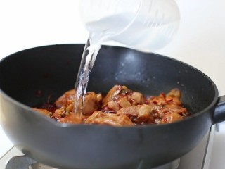 酱烧鸡腿,添入热水与锅中食材持平，小火炖煮约20分钟