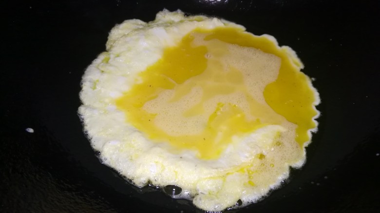 鸡蛋馒头披萨,热锅凉油倒入蛋液