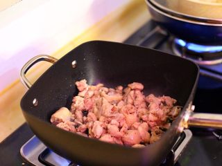家庭版三杯鸡,热锅，放入色拉油，油温上来后倒入鸡块煎至俩面金黄。
