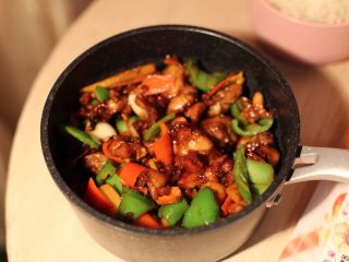 家庭版三杯鸡,快收汁时倒入青红椒、干辣椒丝炒出辣味出锅。