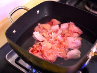 家庭版三杯鸡,锅内放水没过鸡肉待浮沫飘出关火，用水冲净鸡块沥干水份备用。