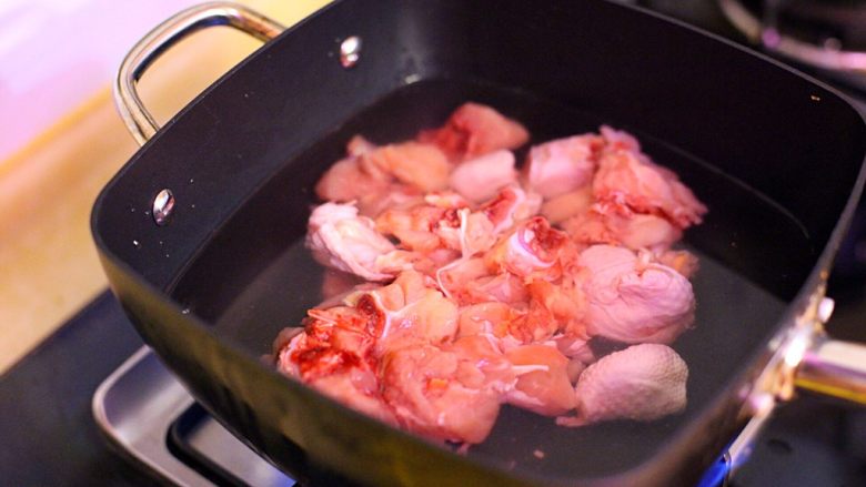 家庭版三杯鸡,锅内放水没过鸡肉待浮沫飘出关火，用水冲净鸡块沥干水份备用。