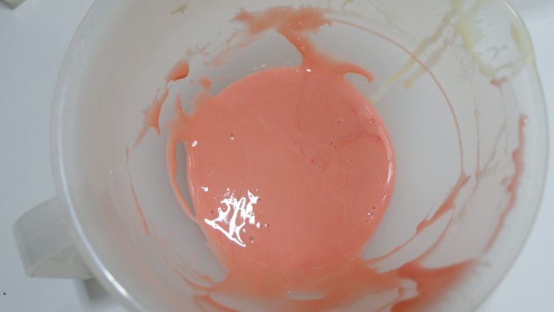 完美便当方程式「7」,红色面糊，加入3g红曲粉，我用的是红丝绒精华，搅拌均匀，如果觉得面糊比较干，可以在加入5g牛奶调和。