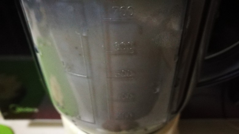 百变水果～菠萝酸奶杯,开动榨汁机