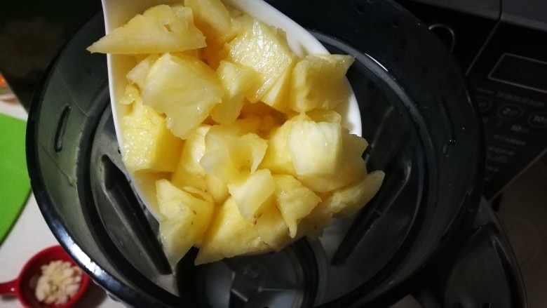 百变水果～菠萝酸奶杯,把菠萝块儿倒入榨汁机