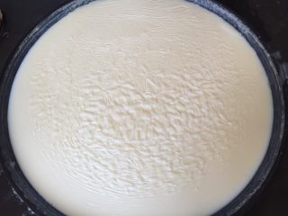 纯手工豆腐皮,如图：待结成这样子的豆腐皮就可以捞出来了。