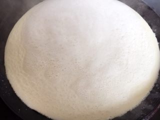 纯手工豆腐皮,将筛好的新鲜豆浆倒进大锅中（是烧柴火的那种大锅灶）。