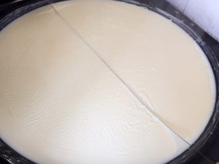 纯手工豆腐皮,然后拿一条龙须，双手各拿着龙须两头，从锅中间豆腐皮下面穿过。