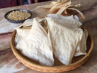 纯手工豆腐皮,做好的豆腐皮要装袋密封保存，可以炒着吃，也可放面条里煮着吃。（豆腐皮煮素面，是我们楠溪江妇女的月子餐）