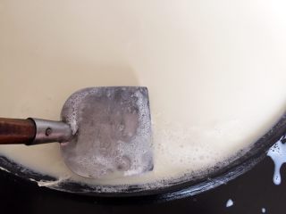 纯手工豆腐皮,撇去表面的浮泡。