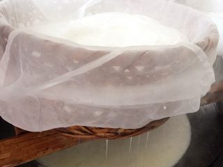 纯手工豆腐皮,准备做豆腐专用纱布袋，（纱布越浓密越好）把磨好的豆浆添加热开水过筛，挤出新鲜的豆浆。
