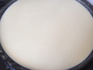 纯手工豆腐皮,豆浆在锅里慢慢的升温，表面就会慢慢结成一层豆腐皮。