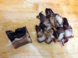 火树银花～火腿酱肉豆干蒸鸡蛋,捞出酱肉，如图所示，切成薄片