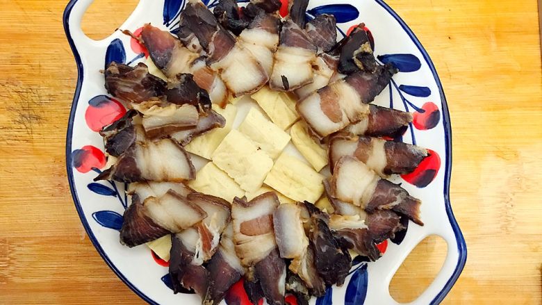 火树银花～火腿酱肉豆干蒸鸡蛋,酱肉如图所示，码在豆干上