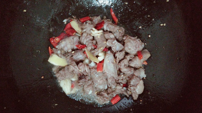 陈皮土鸭煲,再放炒好的鸭子下去翻炒几下，让其和配料融合到一起！然后把锅端下去！