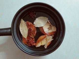 陈皮土鸭煲,在砂锅里放适量的水把香料和陈皮放下去，放灶上开大火烧开！