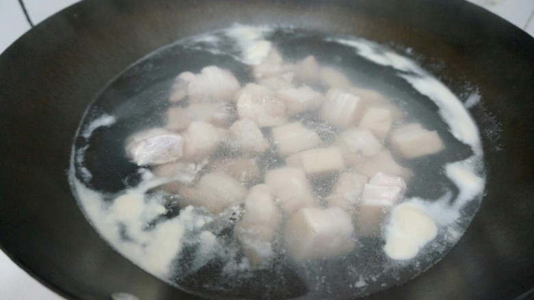 胖虎的冬日红烧肉,重新放入沸水中煮一分钟左右，捞出备用；