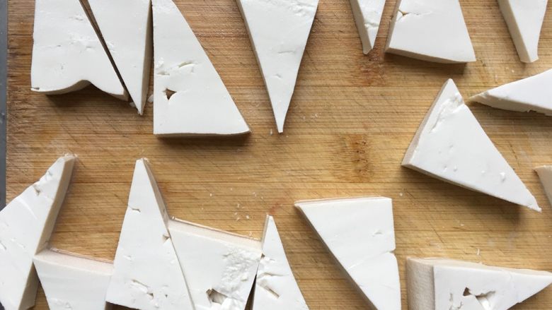 芝麻煎豆腐,把豆腐切成三角形