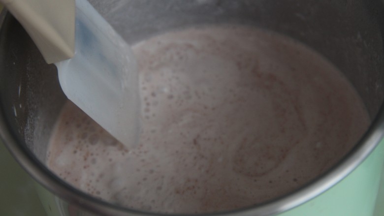 棉花糖巧克力热奶,转小火，用刮刀不停的搅拌