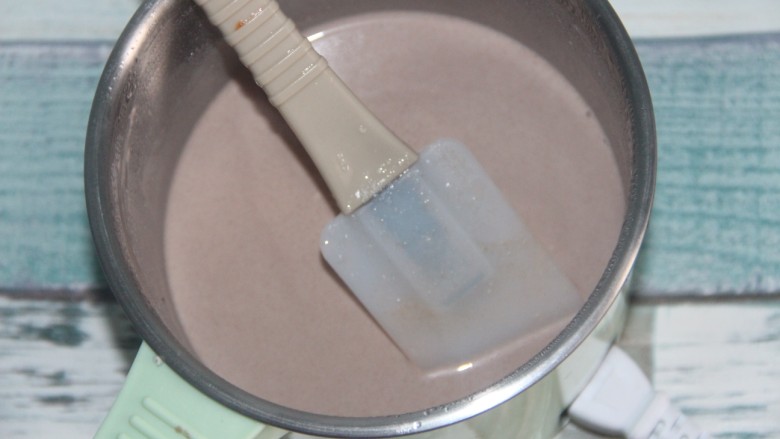 棉花糖巧克力热奶,继续用刮刀搅拌均匀，直到巧克力豆完全融化，没有颗粒