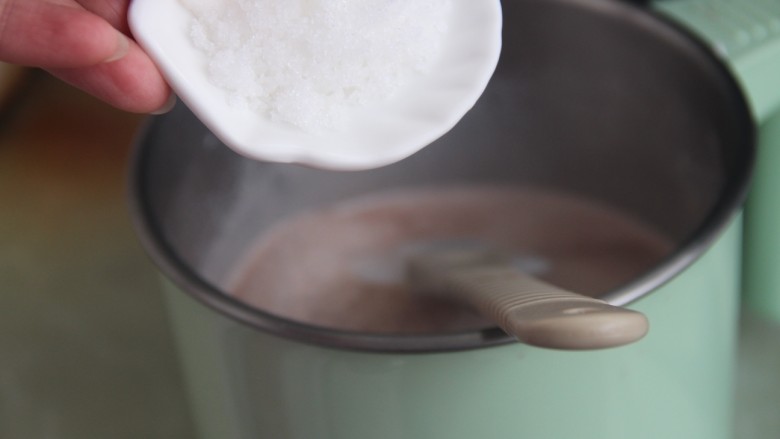 棉花糖巧克力热奶,然后加入30g糖