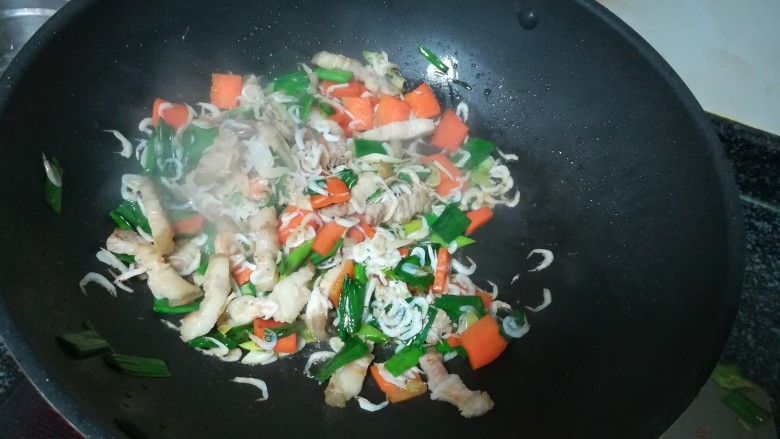 紫菜炒饭,加入虾米继续爆炒，注意火候，注意火候，不然虾米很容易炒焦的。