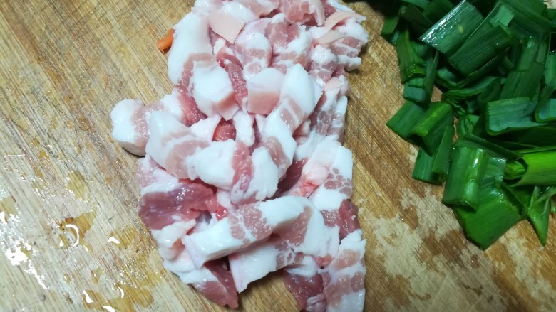 紫菜炒饭,看清楚，五花肉一定要切成细条，不然要炒很久，也不好看。