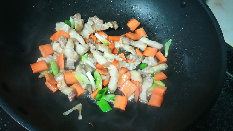 紫菜炒饭,加入胡萝卜爆炒