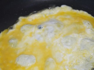 香蕉煎鸡蛋,打入鸡蛋，小火摊鸡蛋