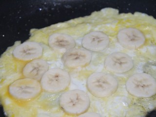 香蕉煎鸡蛋,鸡蛋还没凝固时，放香蕉片
