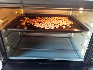 蔓越莓花生牛轧糖,我用的生花生仁，放入烤箱150度烤20分钟左右，中间记得抖动几下烤的更均匀