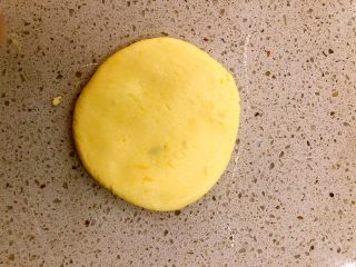 南瓜糯米糍,取一段，揉成面饼
