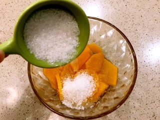 南瓜糯米糍,白糖倒入蒸好的南瓜中，搅拌均匀