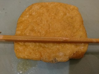电饭煲+日式油饭,用筷子擀一擀，這動作可以讓油豆腐正反面分離。
