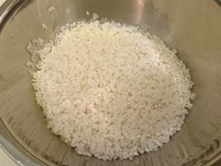 电饭煲+日式油饭,米提早一小時淘好，瀝乾水備用著。